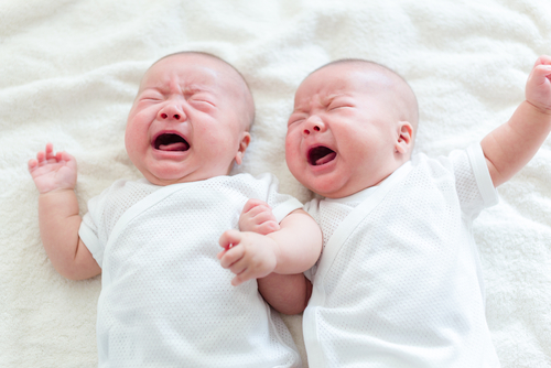 Comment Faire Quand Des Jumeaux Et Plus Pleurent En Meme Temps